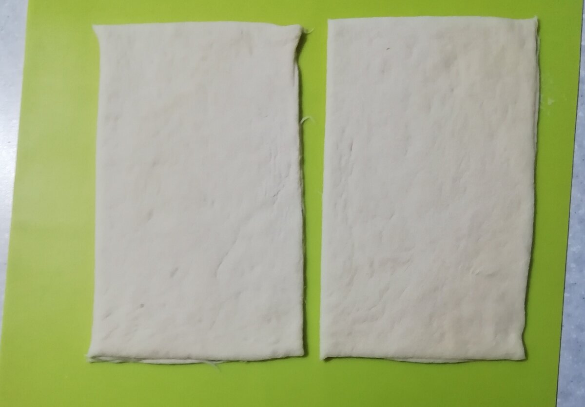 В состоянии аффекта сделала для них квадратики как для слоеного... По идее заготовки для дрожжевых прирожков всегда должны быть круглыми (для удобства лепки в том числе)