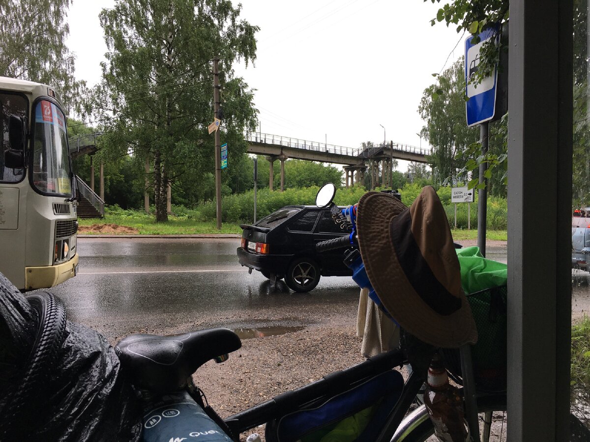 Сижу на остановке при въезде в Ржев - ищу кафе для перекуса