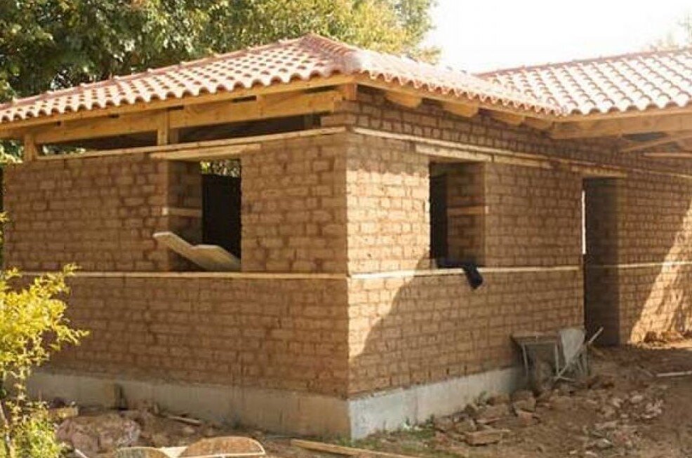 Кирпичи из глины своими руками: строим дом из саманного кирпича