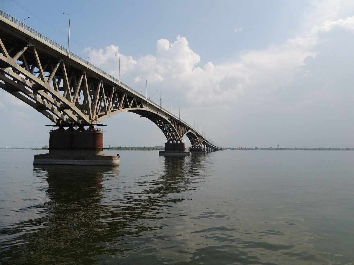 На фото мост через реку Волга, Саратов. 