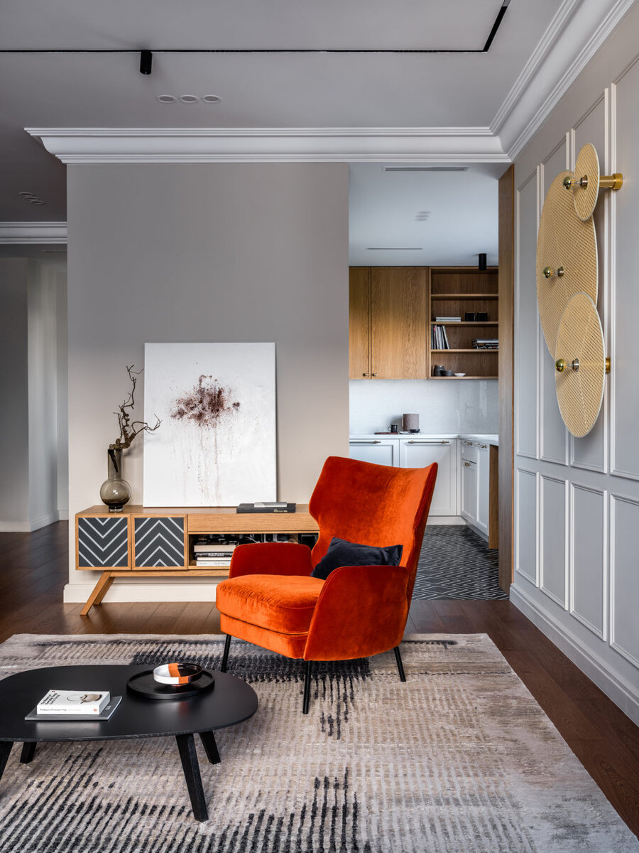 Фрагмент гостиной. Ковер, New Rug; краски, Manders; лепнина, Orac Decor и “Европласт”; паркет, Сoncept Floor; стеклянные перегородки, Soman Group.