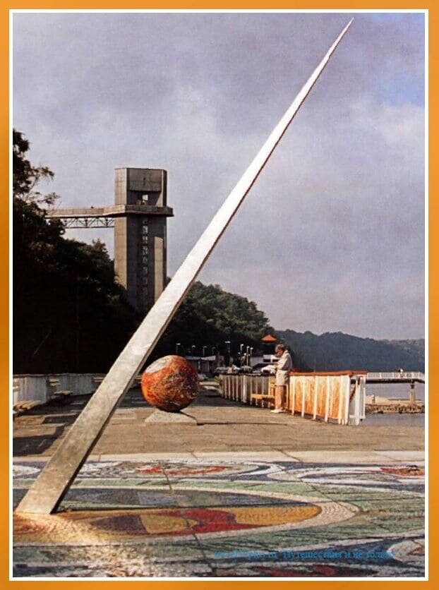 Фрагмент набережной Светлогорска с лифтовым спуском к морю.