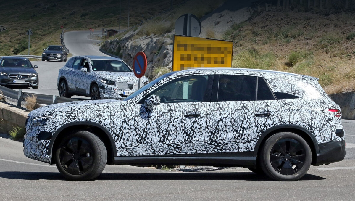 Модель с заводским кодом X 254 будет вторым поколением паркетника GLC или третьим, считая предшествующий компакт под названием GLK. Дебют нового GLC мы ждём в первой половине 2022 года.