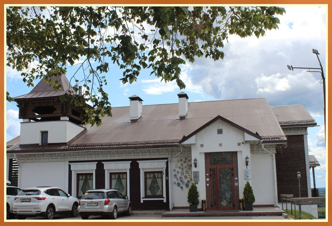 Главное здание комплекса парк-отеля "Вознесенская слобода".