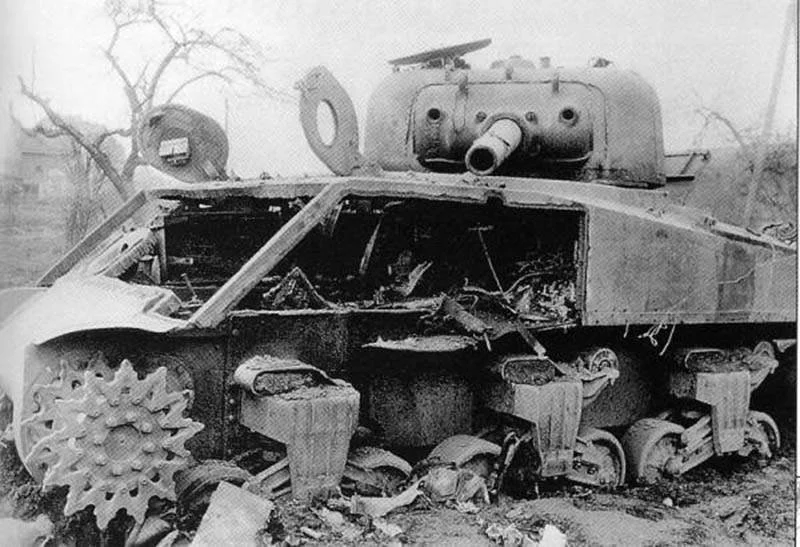 Уничтоженный "Шерман" у которого в последствии вырезали листы лобовой и бортовой брони. 