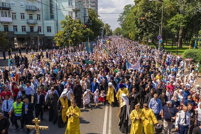 Киев, 28 июля 2021 г. В Крестном ходе УПЦ Московского Патриархата, посвященном 1033-летию Крещения Руси, приняли участие около 350 000 человек. Крестный ход прошел от парка Владимирская горка до Киево-Печерской лавры.