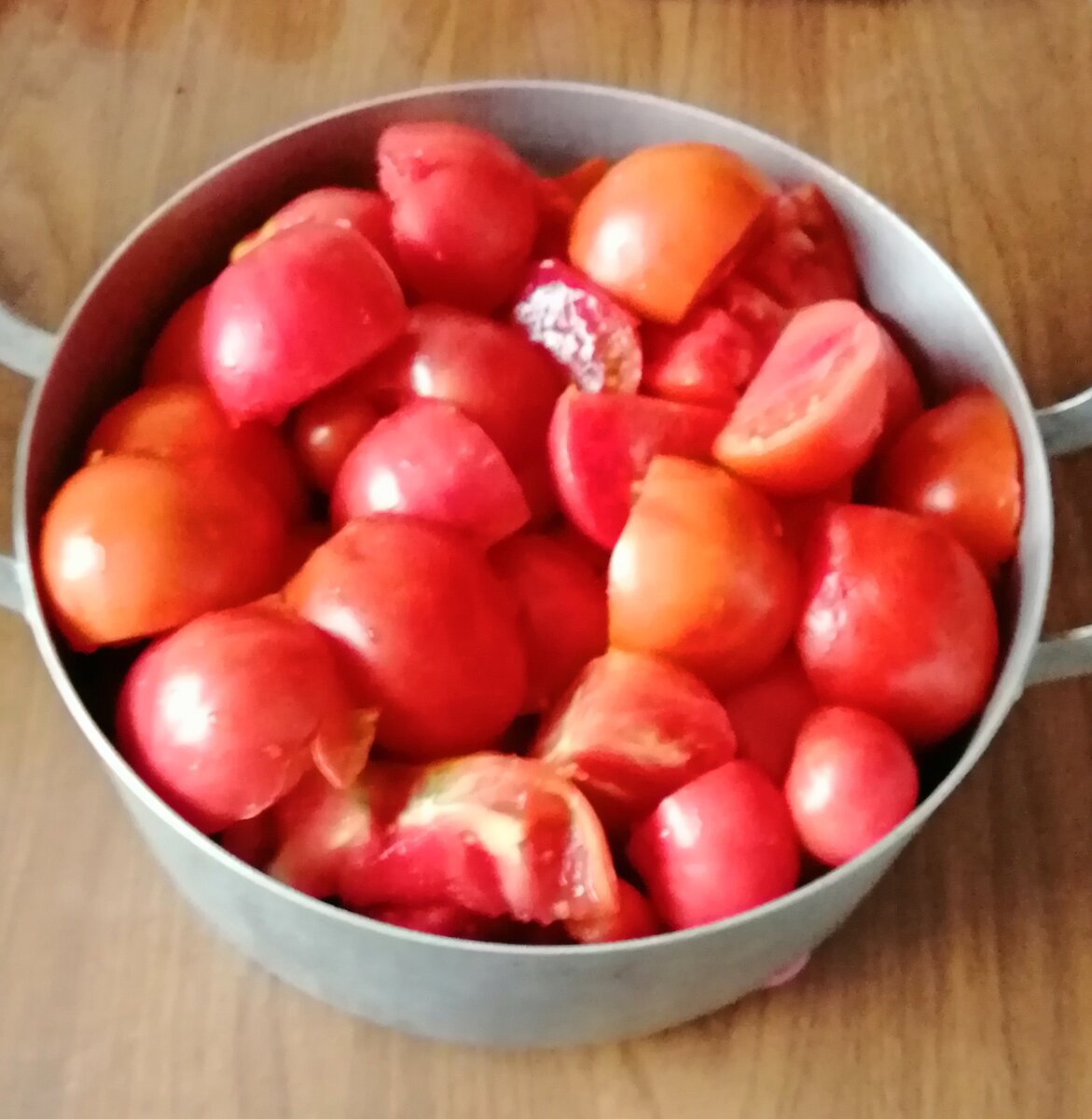 Режу помидоры на крупные дольки.