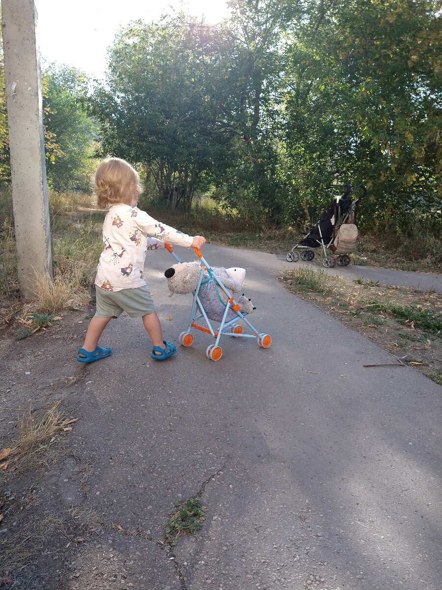 На заднем фоне его собственная коляска