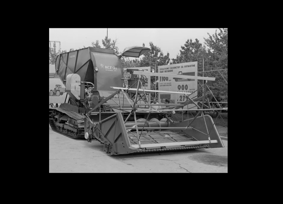 КСГ-3,2.  Бункер с выгрузным транспортером мог накапливать до 4,5 кубометров сечки