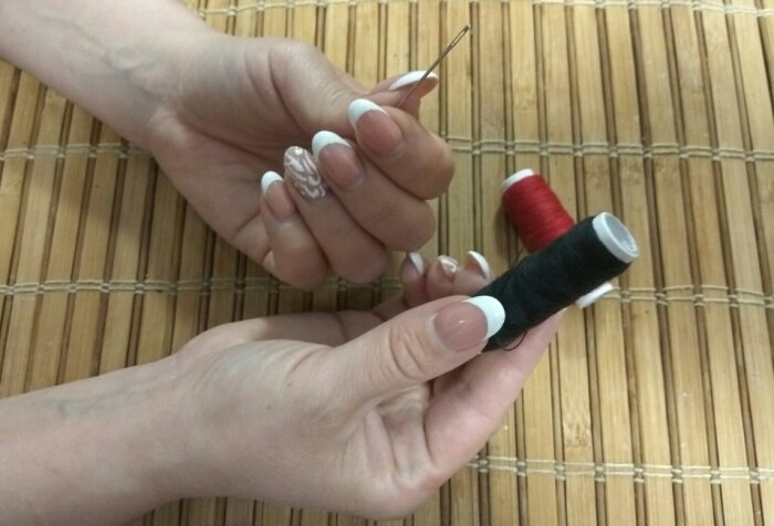 Процедура вдевания нитки в иголку простая и не требует много времени и сил