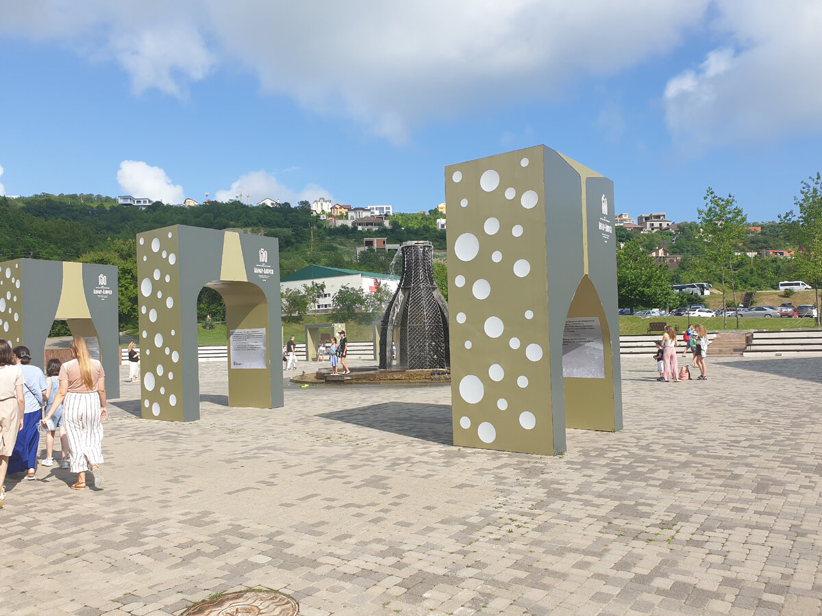 Начало моего пути к озеру в Абрау-Дюрсо. Перед заводом есть большая площадка с арт-объектами