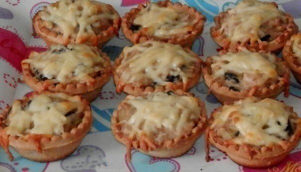 


1. Тарталетки закусочные

Тарталетки-15 шт.
Сыр плавл.(дружба)-1 шт.
Огурец св.-1 шт.
Яйцо вар.-1 шт.
Рыбка красн.-200 гр.
Майонез-2 стол.л.

1.Сыр,яйцо,. натереть.
2.Рыбу(оставить немного для украшения) ,огурец нарезать мелк. кубиком.
3.Всё соединить+майонез,выложить на тарталетки,украсить по вашему желанию.

2. Тарталетки из картофеля с куриным филе под чесночно-сырным соусом.

Несмотря на длинное название, эти тарталетки просты в приготовлении и при этом очень красивые и вкусные!

Вам потребуется:

Филе курицы - 700 г
Майонез - 200 г
Чеснок - 3 зубчика
Картофель - 6-8 шт (большие)
Сыр - 100-200 г
Зелёный лук
Соль
