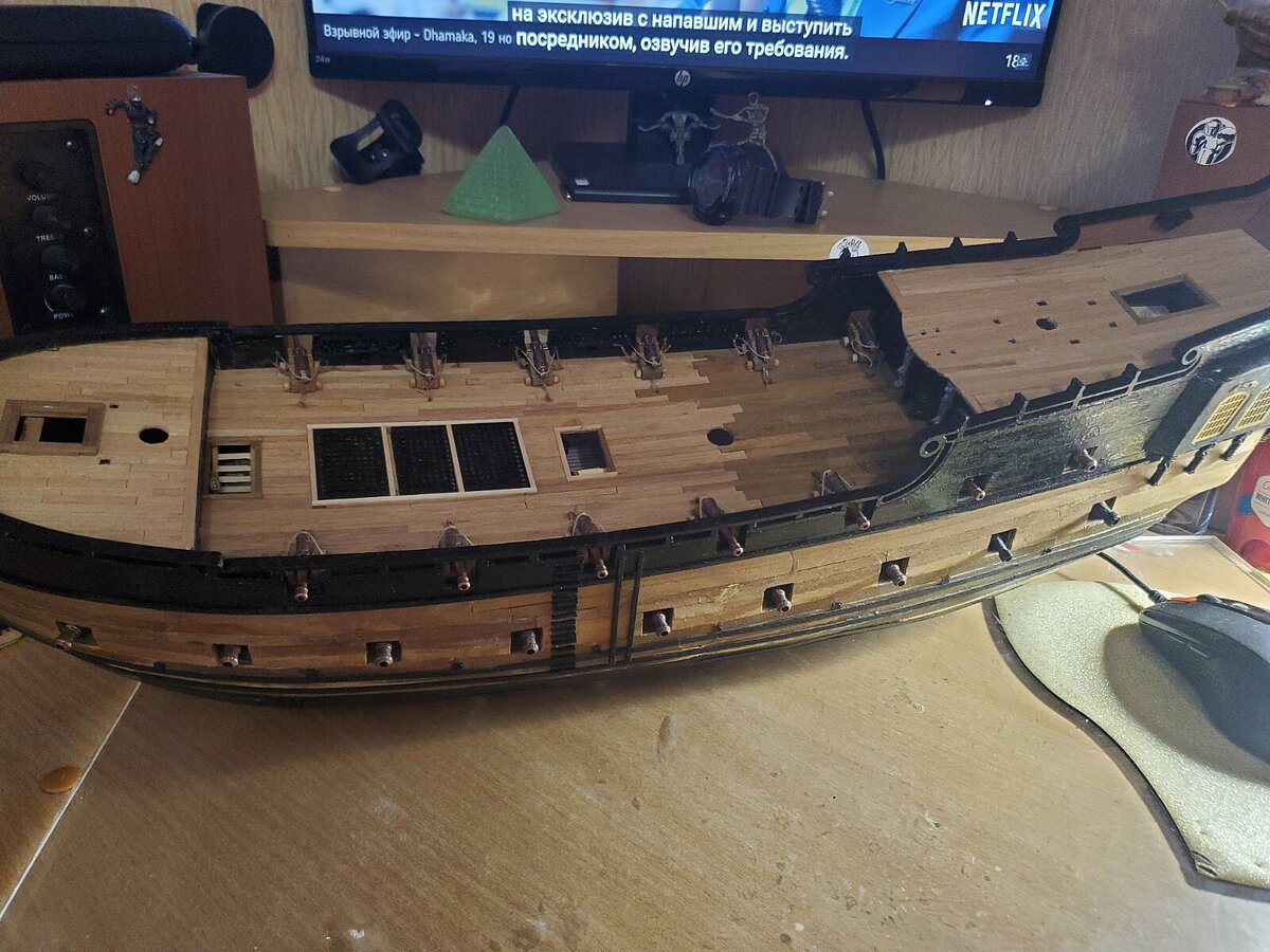 Окрашиваю черной глянцевой краской.