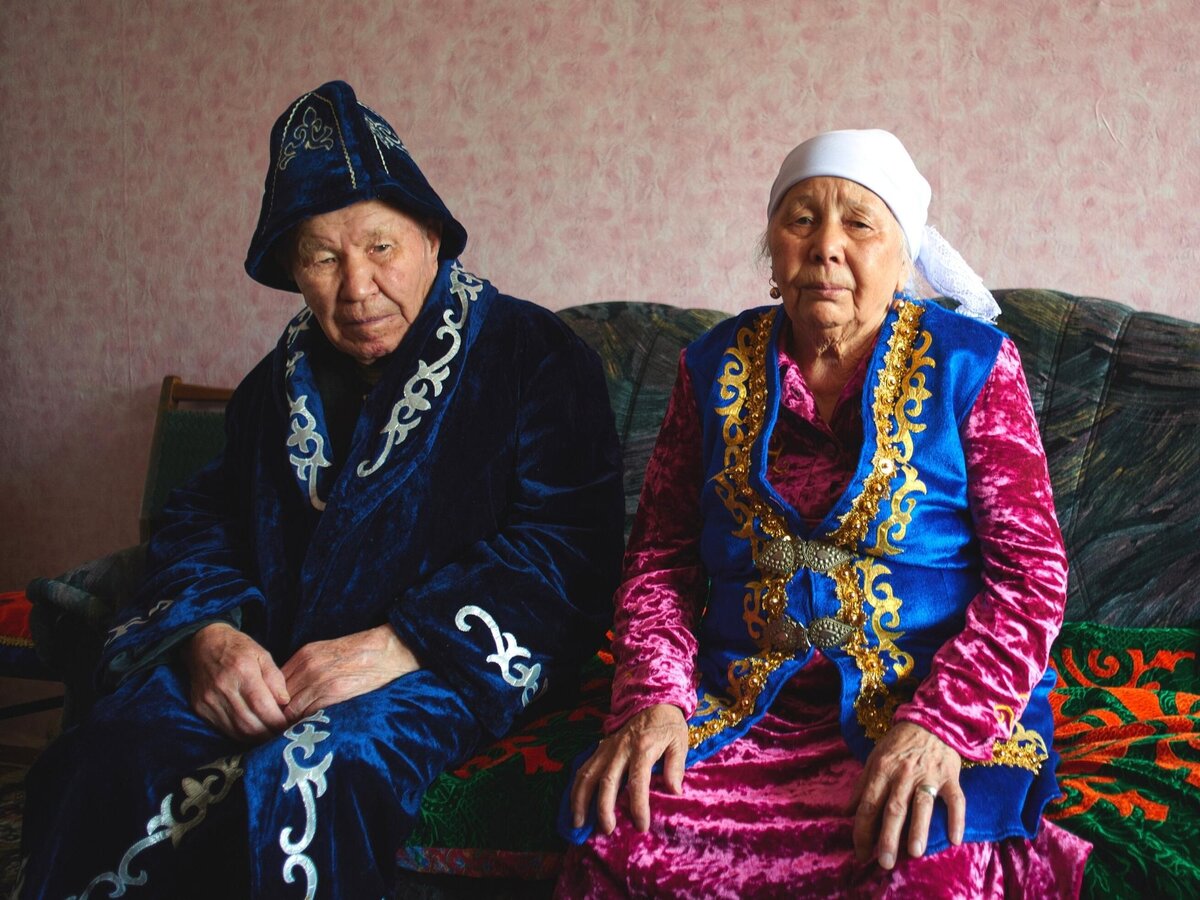 Бабушка на казахском языке. Казахская семья. Пенсионеры Казахстана. Казахские пенсионеры. Казахи в Москве.