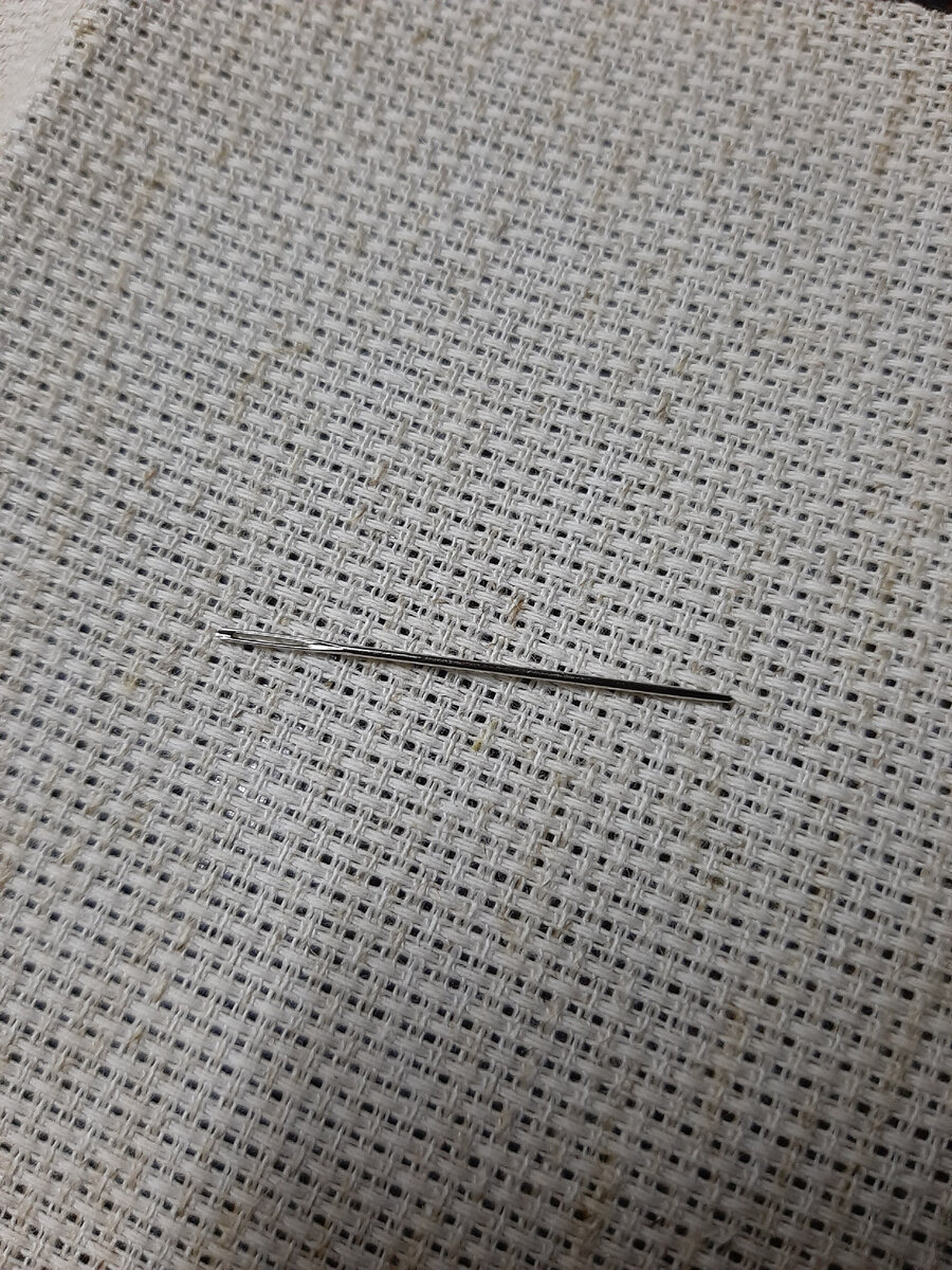 Поскольку в нём мы найдем иголку для вышивания.