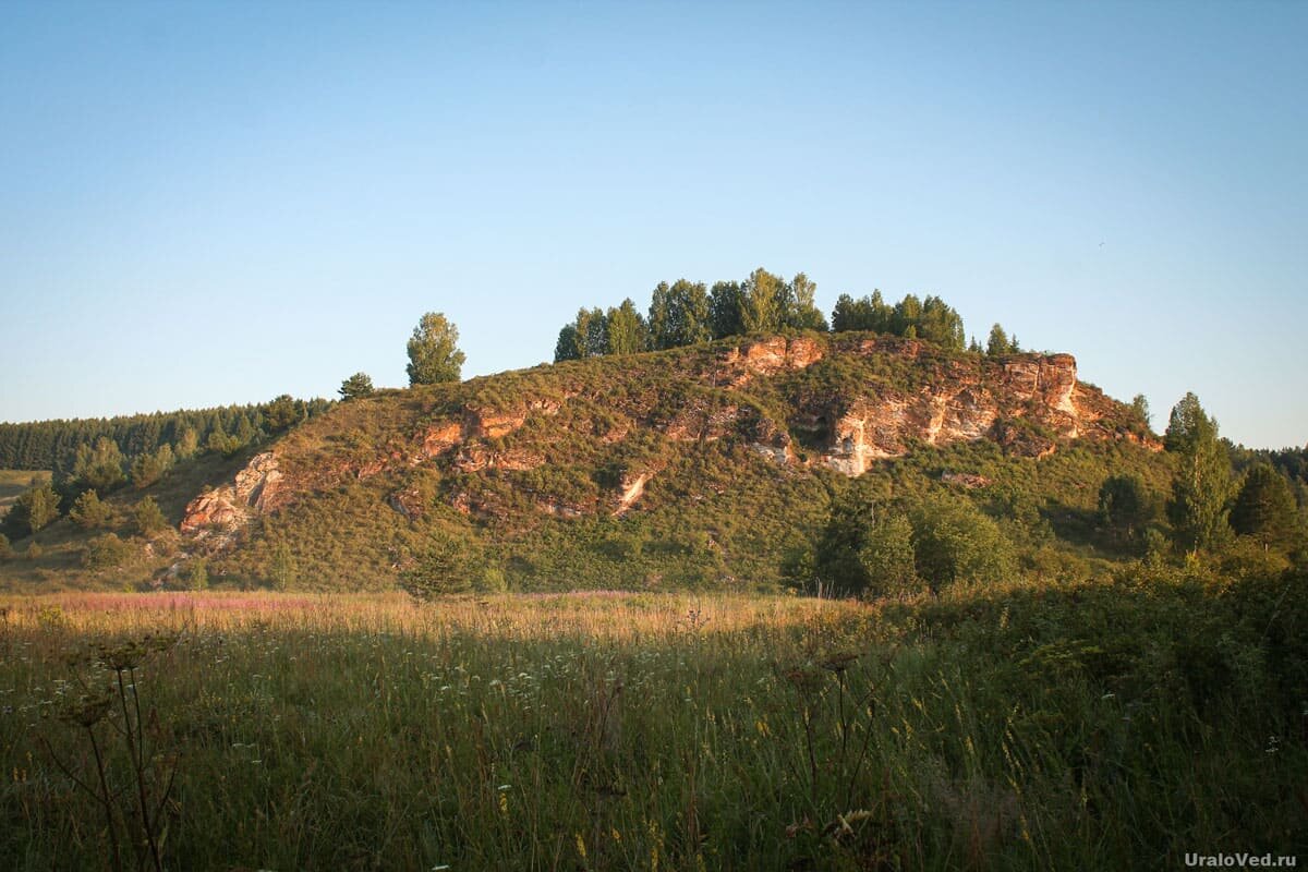 Так камень Лобач выглядит в свете восходящего солнца