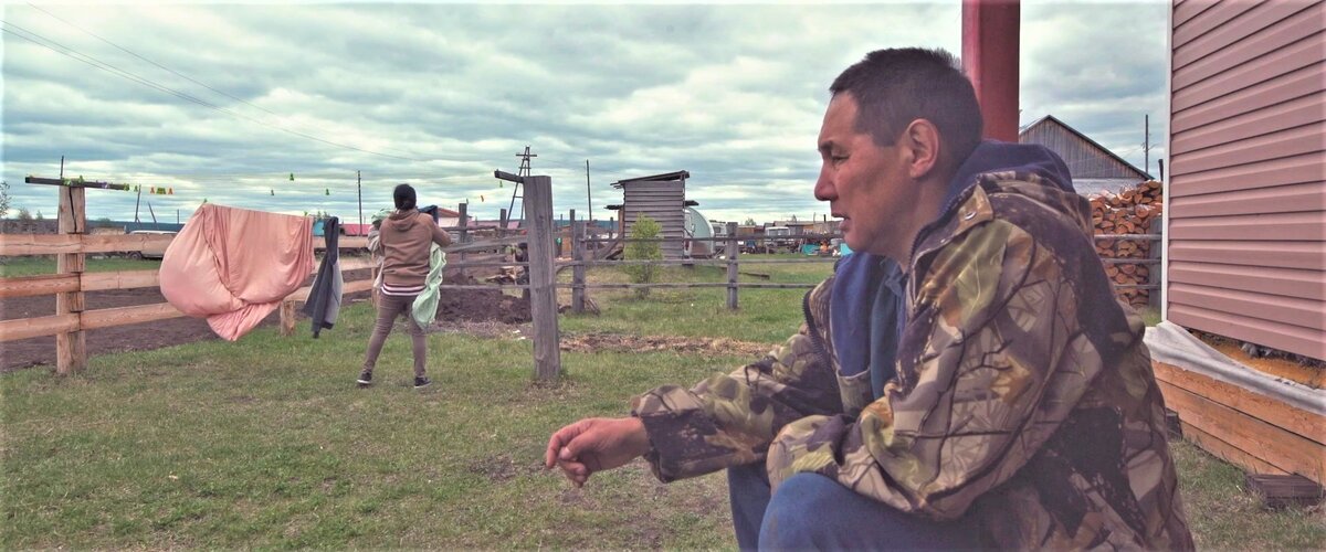 Нет житья, когда сосед строит сортир рядом с огородом. Кадр из фильма «Ыт». 