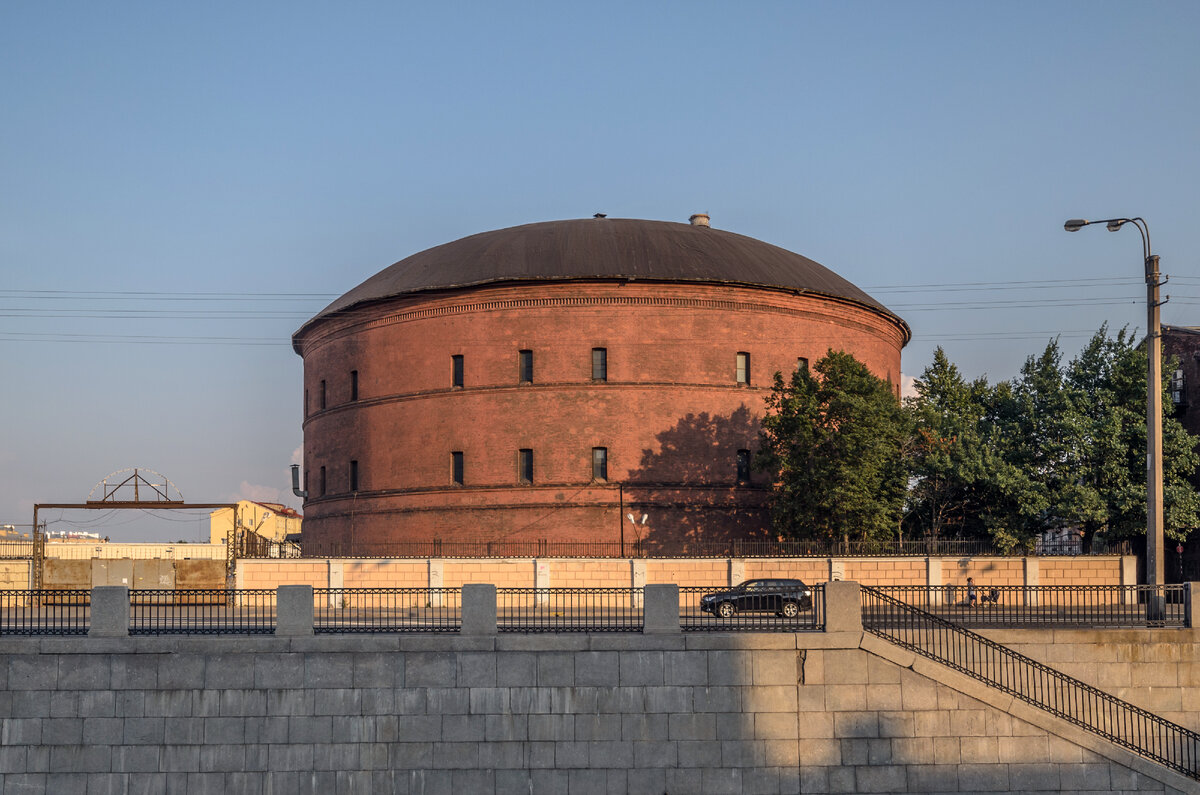 © Florstein / CC BY-SA 4.0 (Газгольдер Петербургского газового завода в Санкт-Петербурге, построенного в 19 столетии)