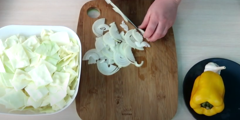 Лук нарезаем полукольцами