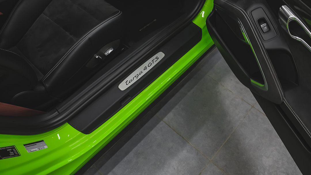 Porsche targa 4 GTS оклеенный в зеленый винил с дверными проемами