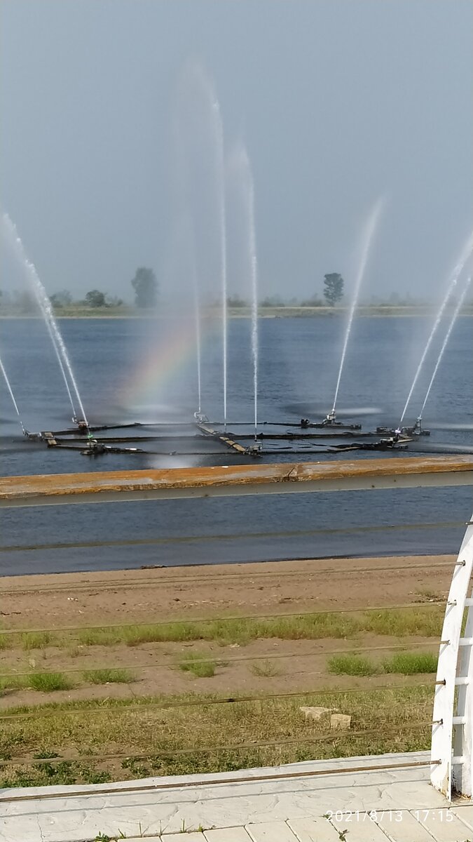 Фонтан на набережной в реке Кама