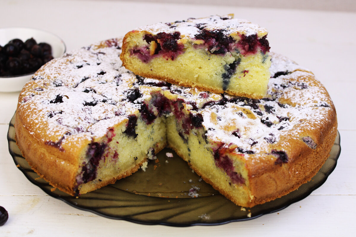 Рецепт простого пирога с ягодами замороженными. Пирог с ягодами на скорую руку. Пирог с замороженными ягодами.