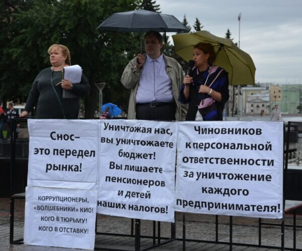 Один из первых митингов у Финляндского вокзала