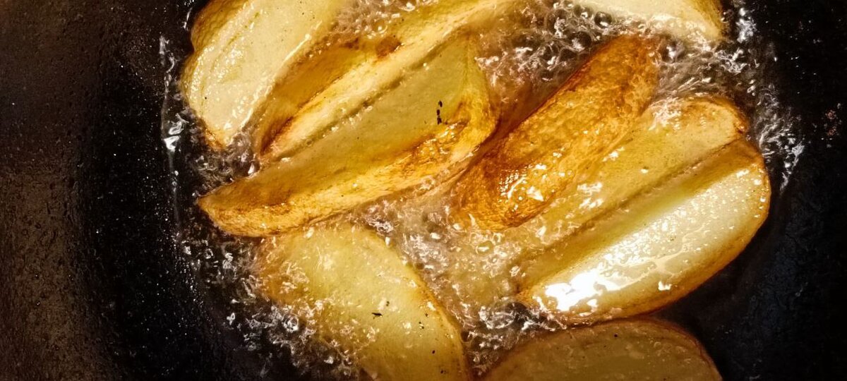 #картошкаподеревенски, #картошкажареная Картошку очищаю, промываю, даю полежать в холодной воде  с полчаса. Сливаю воду, тщательно высушиваю и нарезаю дольками, как арбузики. 