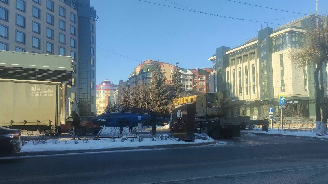     В центре областной столицы около отеля DoubleTree by Hilton появился арт-объект, сообщат телеграм-канал «Джокер из медиа Тюмень». Конструкцию появилась сегодня днём на улице Орджоникидзе, 46.