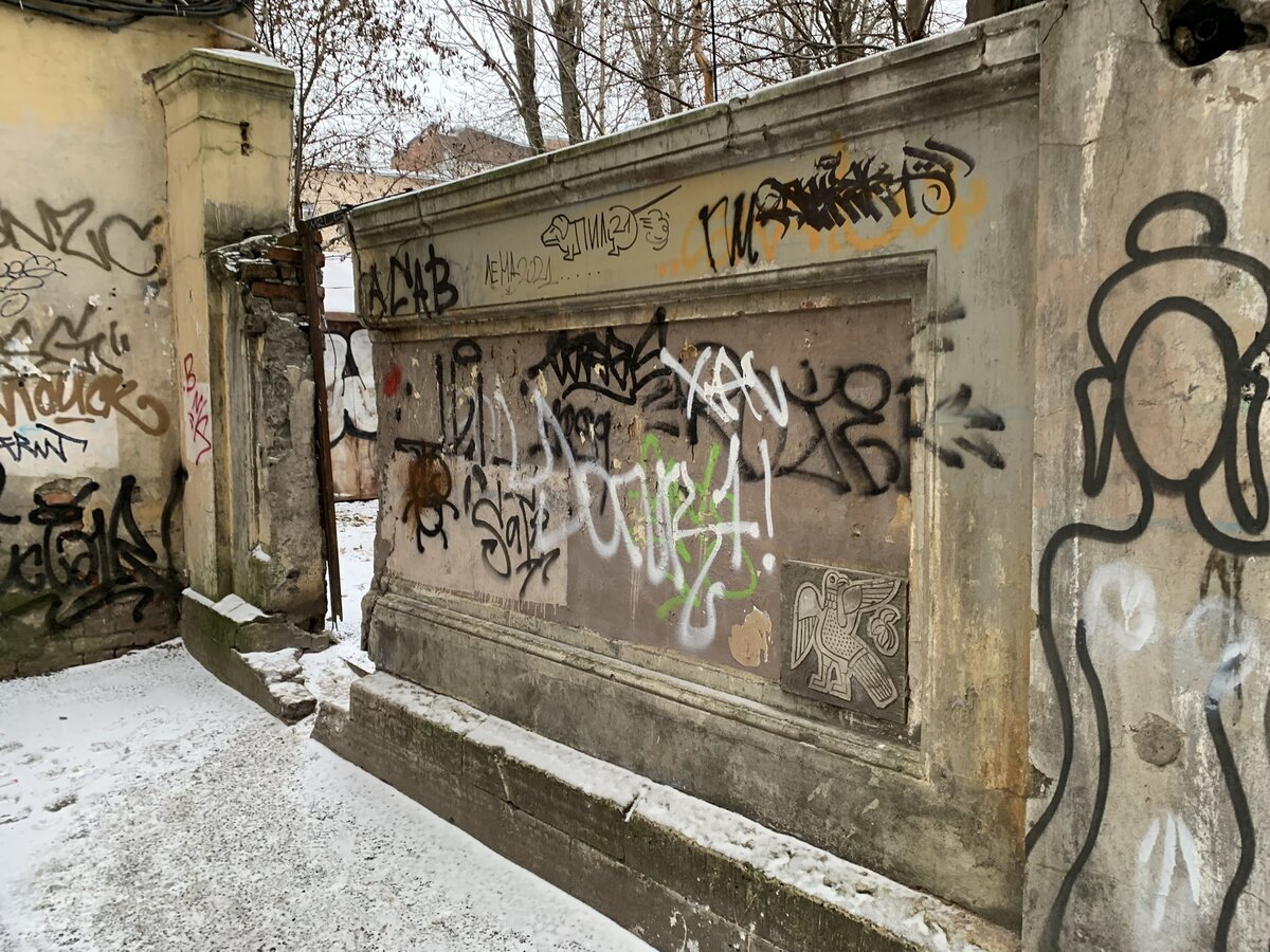 Какие только художества не встретишь, прогуливаясь по Петроградке -  паблик-арт и стрит-арт, чем отличаются | А что в Петербурге | Дзен