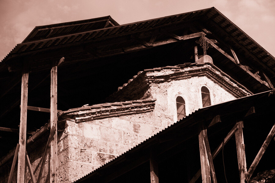 Один из древнейших храмов на территории Абхазии, построен примерно в Х-XI веке. Фотографировать внутри нельзя (почему-то), но можно снаружи! )) Церква спрятана под навесы.-7