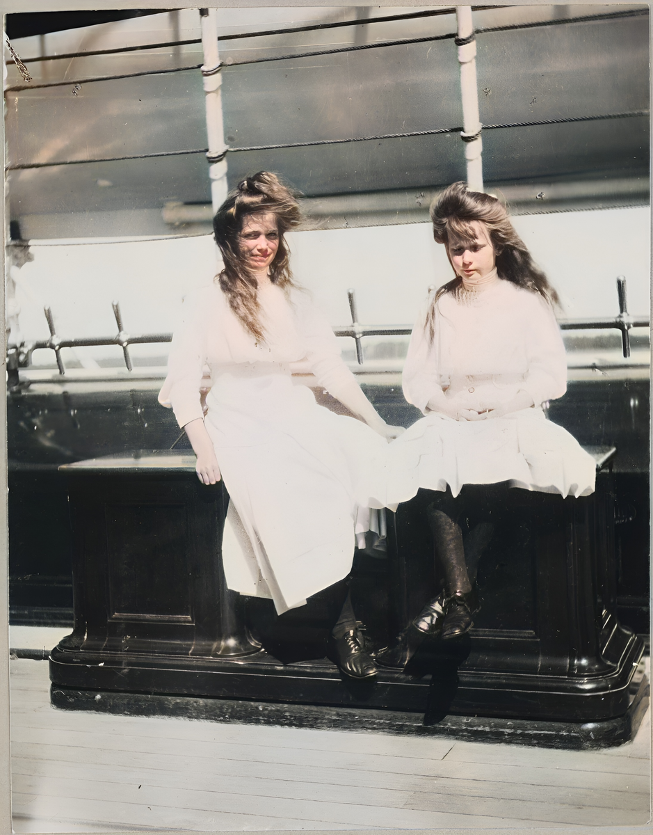 Мария и Анастасия на яхте Штандарт 1911 год.  