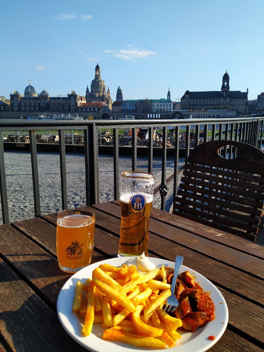 Currywurst mit Pommes с видом на Дрезденскую панораму