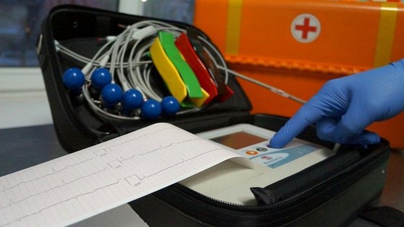 Вызвать скорую помощь, чтобы та сняла ЭКГ стабильному пациенту - одно из безумств "нашего городка")))