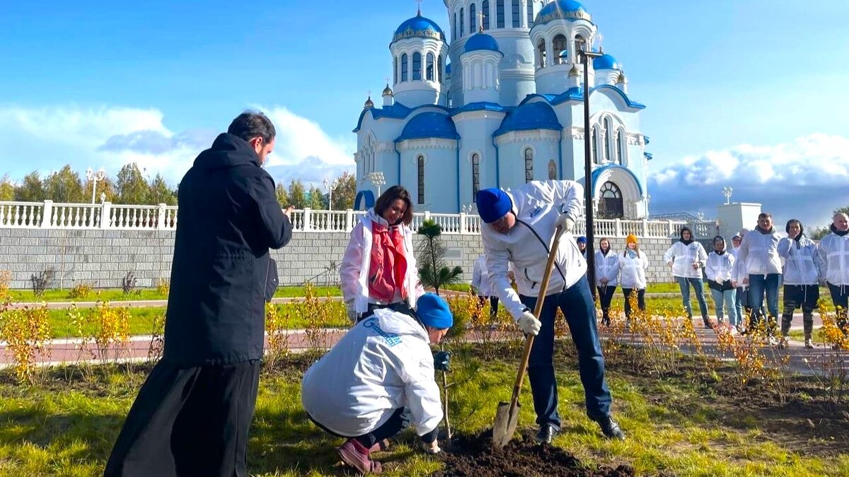    Энергетики озеленили сквер у собора Сургута