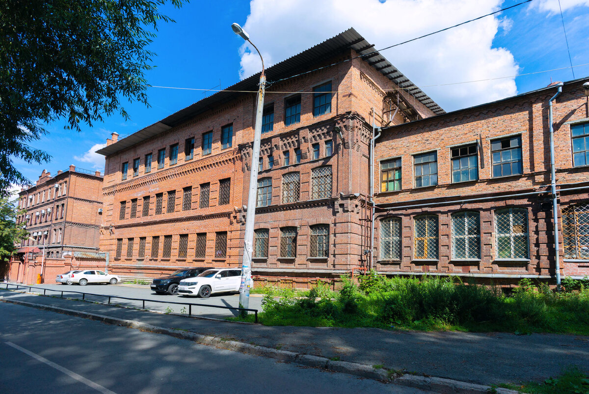 Вид на здание винного склада на улице Могильникова в Челябинске. Фото Дмитрия Куткина