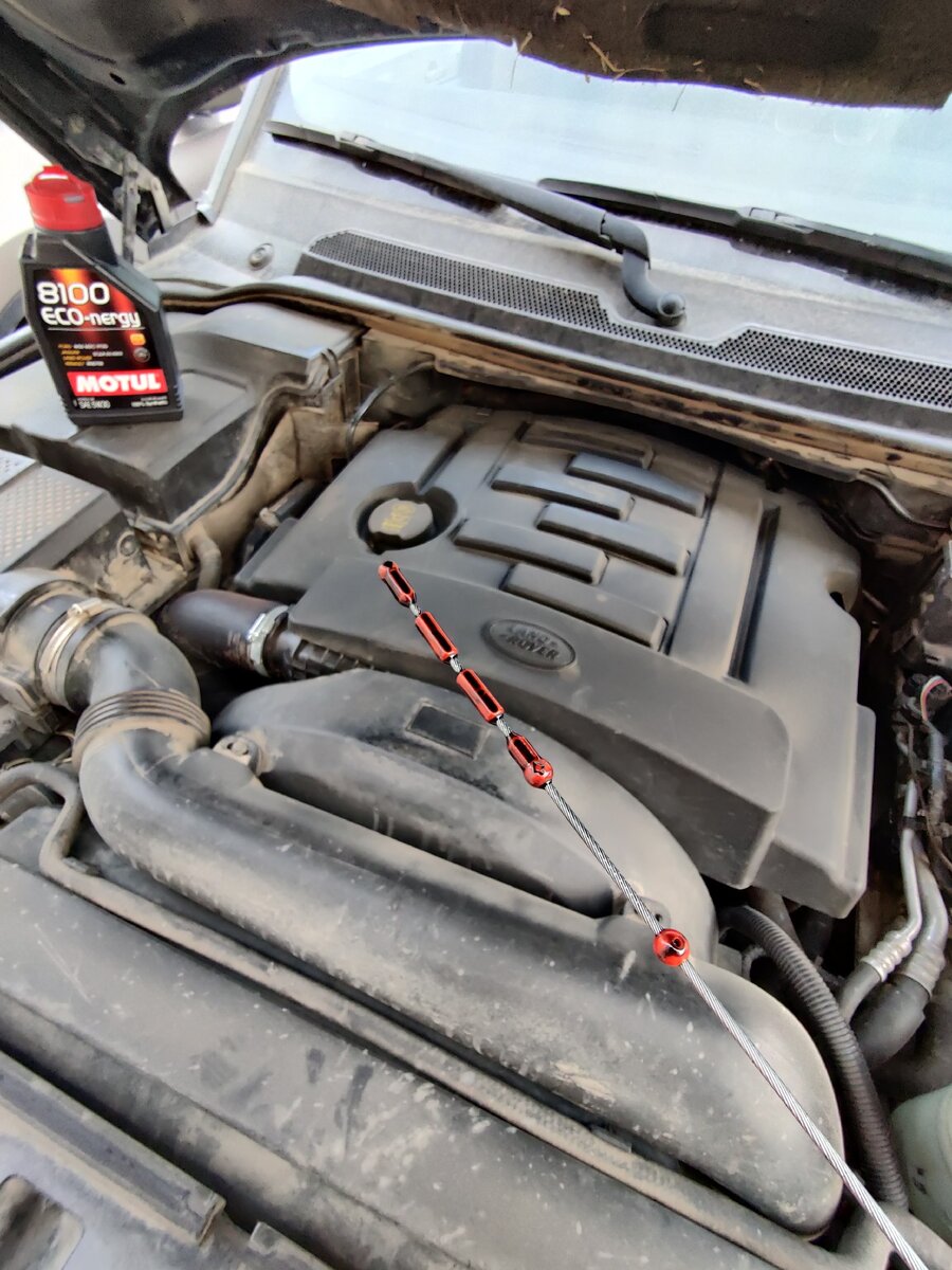 Проверяю уровень масла. Все в норме! Доливать не пришлось, хотя нижная прокладка поддона ДВС у меня подтекает.