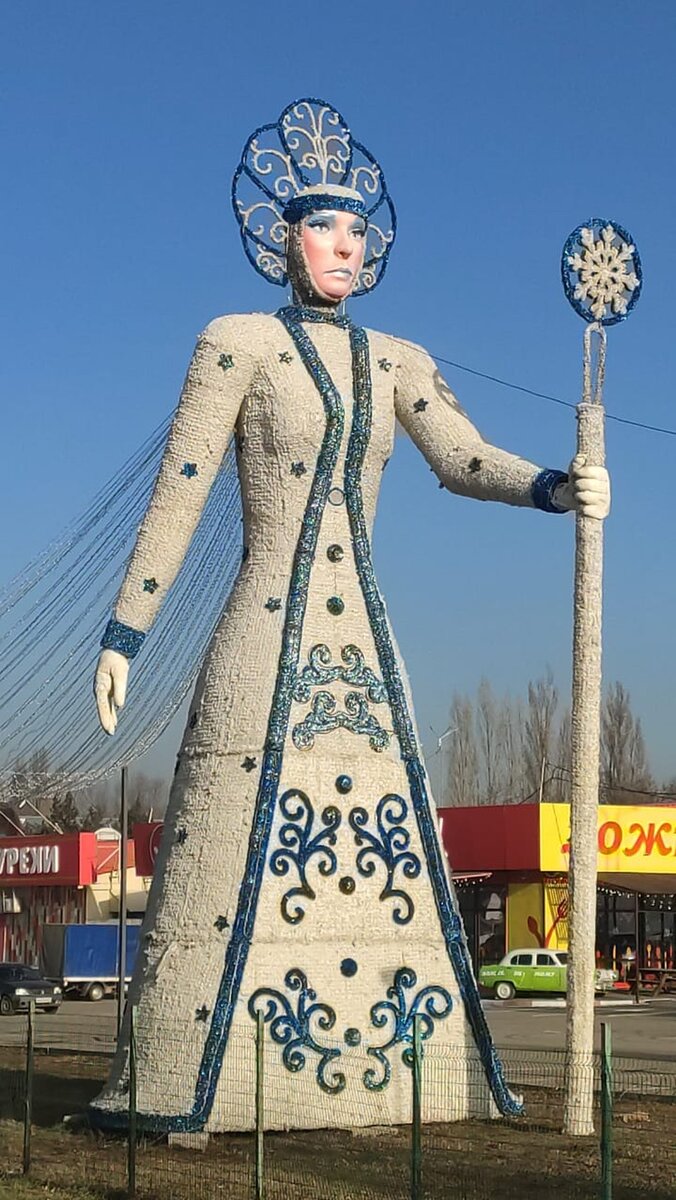     Скульптуру Королевы Зимы установили у трассы на улице Западной. Фото: предоставлено администрацией Аксая