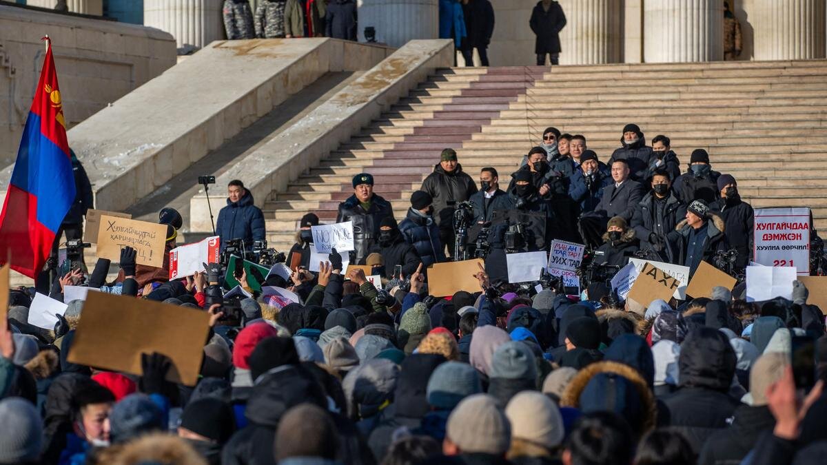    Протестующие перед Дворцом правительства в Улан-Баторе:Byambasuren Byamba-Ochir/AFP via Getty Images