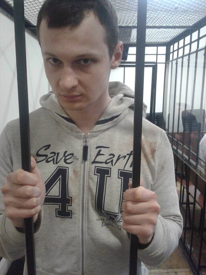 Герой АТО. Утверждает, что находится "в списке самых опасных террористов ФСБ", однако в клетке фотографируется почему-то на Украине.