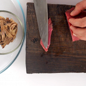 1.  Говяжью вырезку очистить от пленок, нарезать тонкими ломтиками — по 3–5 мм.