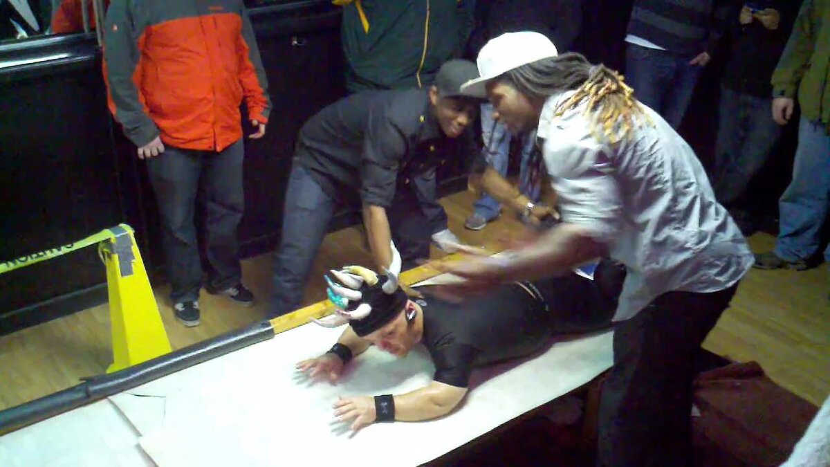 Например, во Флориде в барах запрещено организовывать и  участвовать в конкурсах по бросанию карликов. У нас на West Coast такого запрета нет. Поэтому в субботу иду на очередной турнир=))