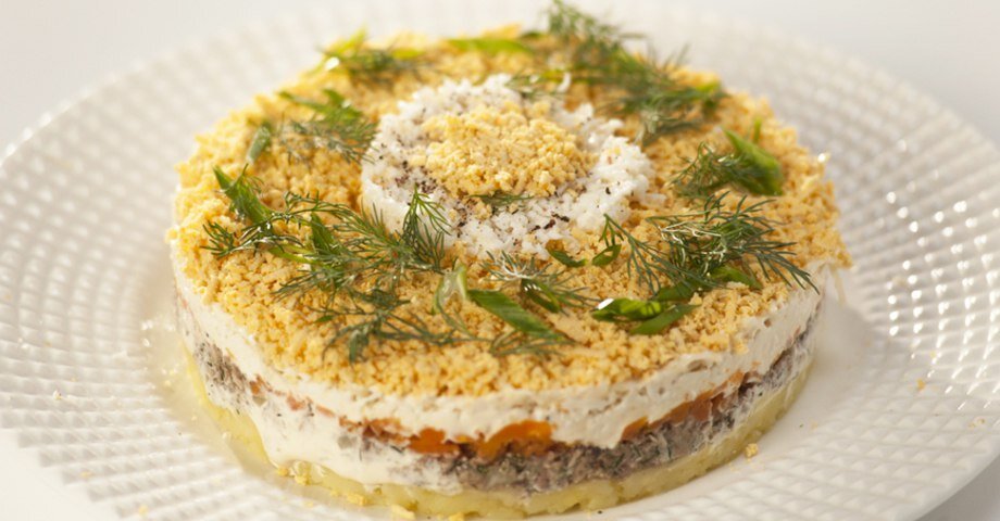 Ингредиенты: • картофель 4 штуки 
• морковь 3 штуки 
• яйцо 4 штуки 
• сыр 200 граммов 
• лук зеленый 
• укроп 
• сайра в собственном соку 200 граммов 
• лук репчатый 
• смесь 5 перцев 
• сок от сайры 80 миллилитров 
• желтки 1 штука 
• горчица 1 чайная ложка 
• сок лимона 1 столовая ложка 
• соль 
• масло растительное 150 миллилитров 