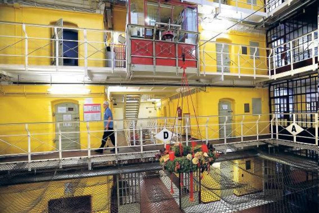 Праздничный венок украшает тюремный блок.