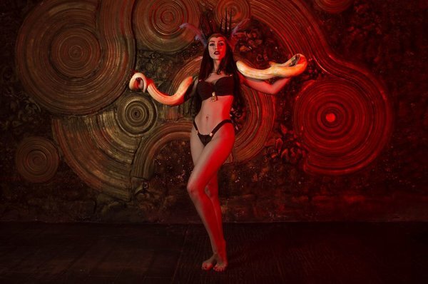 Детально воссозданный костюм, соблазнительная поза, чарующий взгляд — Freya вызывает те самые эмоции, которые возникали при виде Сантаники из фильма. Такому демону просто невозможно сопротивляться...