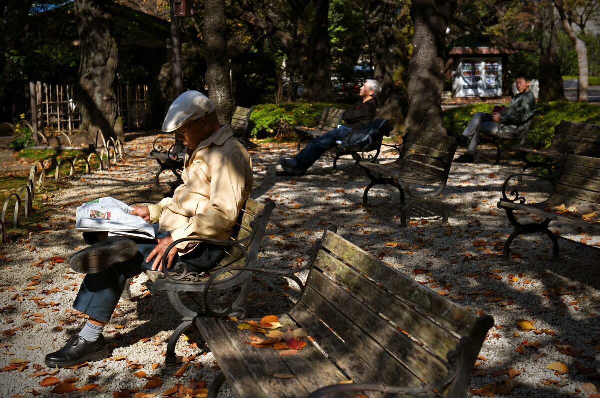 
Одиозная известность Ясукуни не мешает людям наслаждаться покоем в традиционном японским садике, находящемся на территории храма. 
