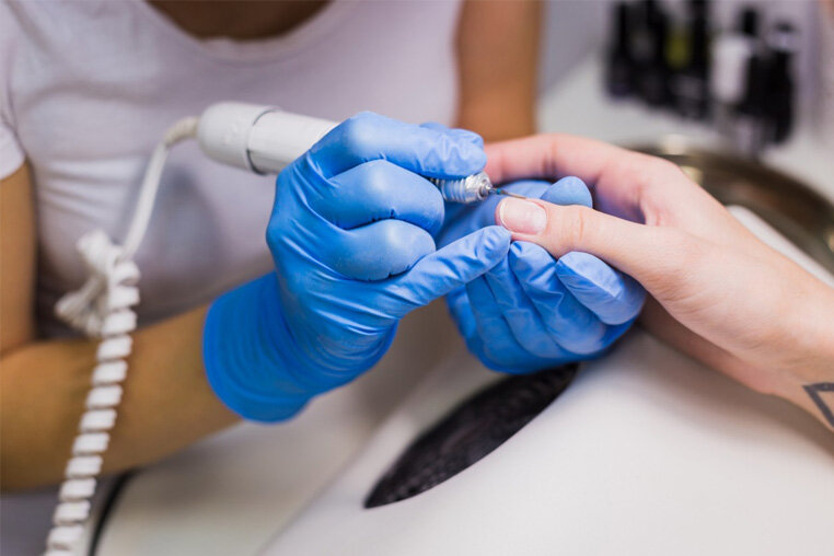 Прибор для аппаратного маникюра может работать от батареек или от сети.