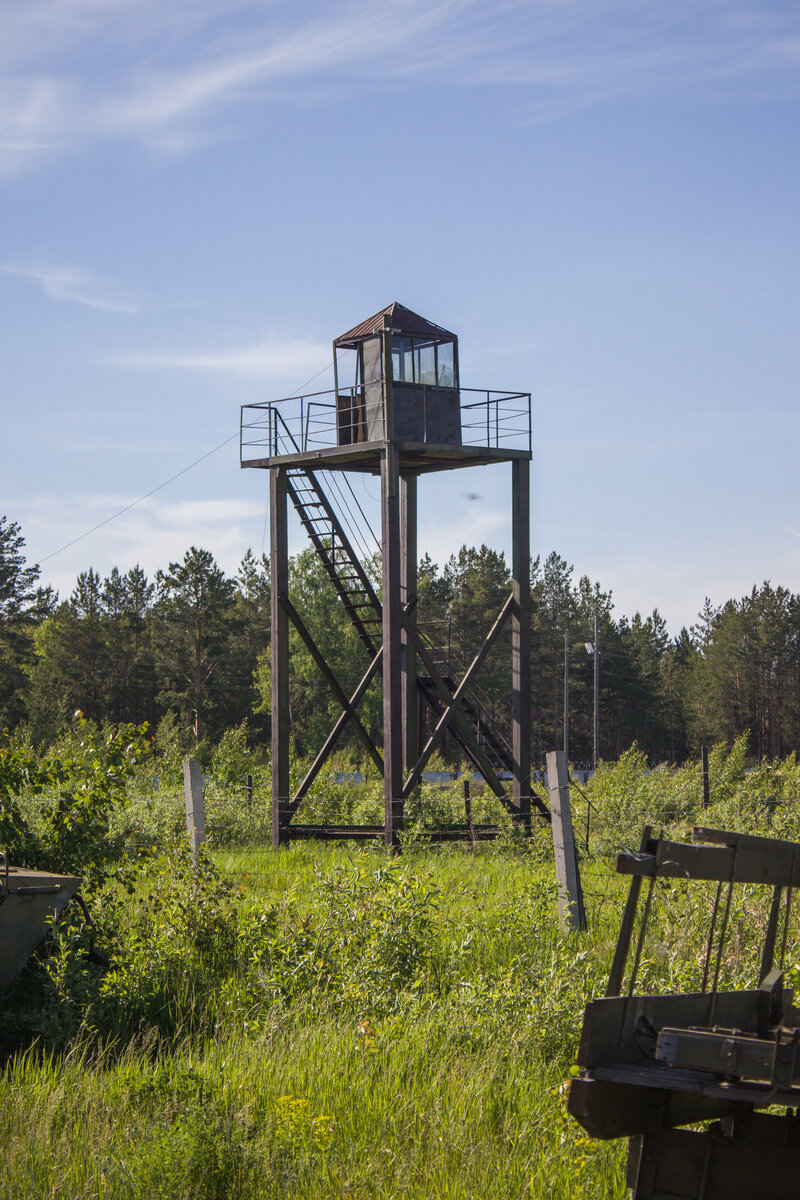 Здесь уже нет часовых и только ветер несет вахту на вышках. 