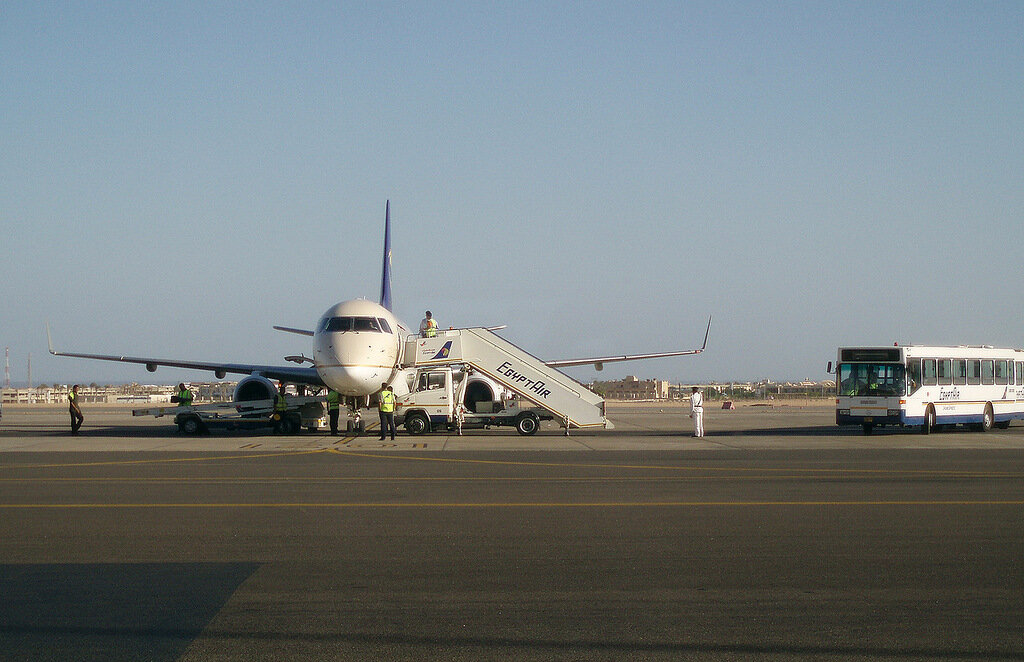  В 2007 году я побывал на отдыхе в Египте в Шарм-эль-Шейхе, оттуда также летал в аэропорт Луксора.
Небольшой споттинг представляю вашему внимаю, увы, тогда у меня не было собственной камеры и тем более зеркалки ( Так бы отчет был бы полнее. Летим на Боинге-757 а/к Саяхат


