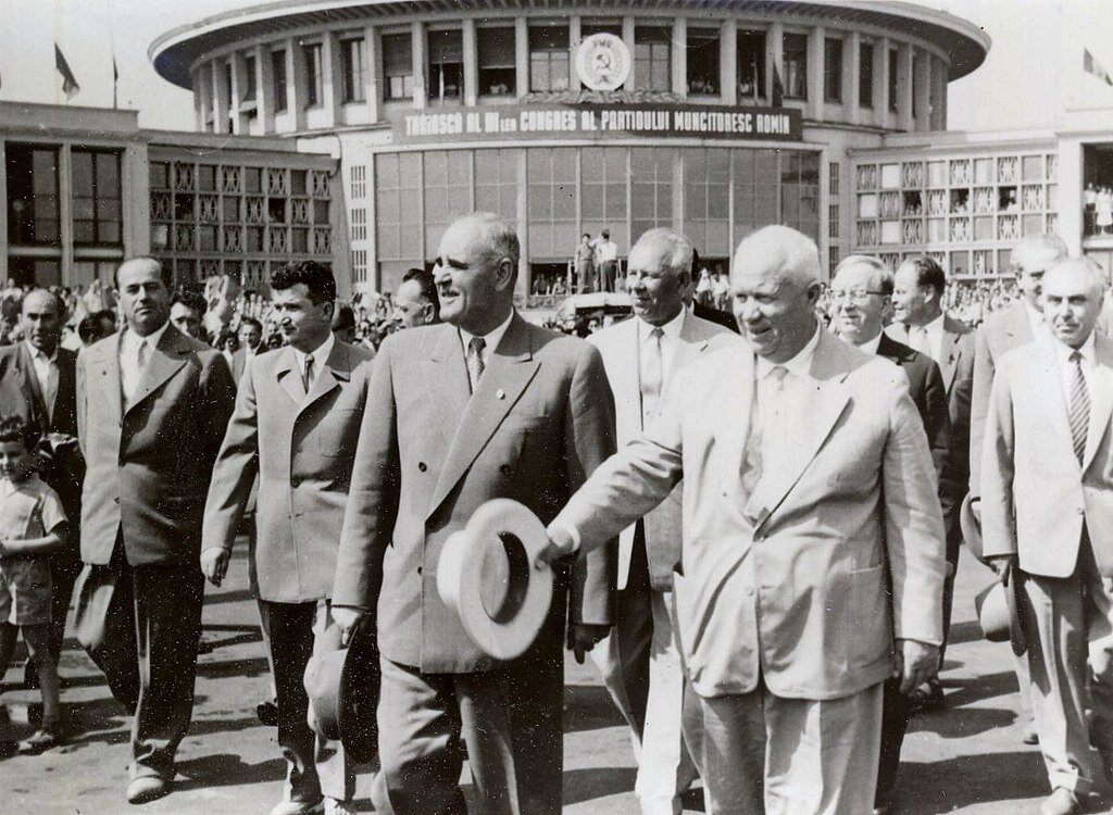 Георге Георгиу-Деж и Никита Хрущёв в аэропорту в 1960 году